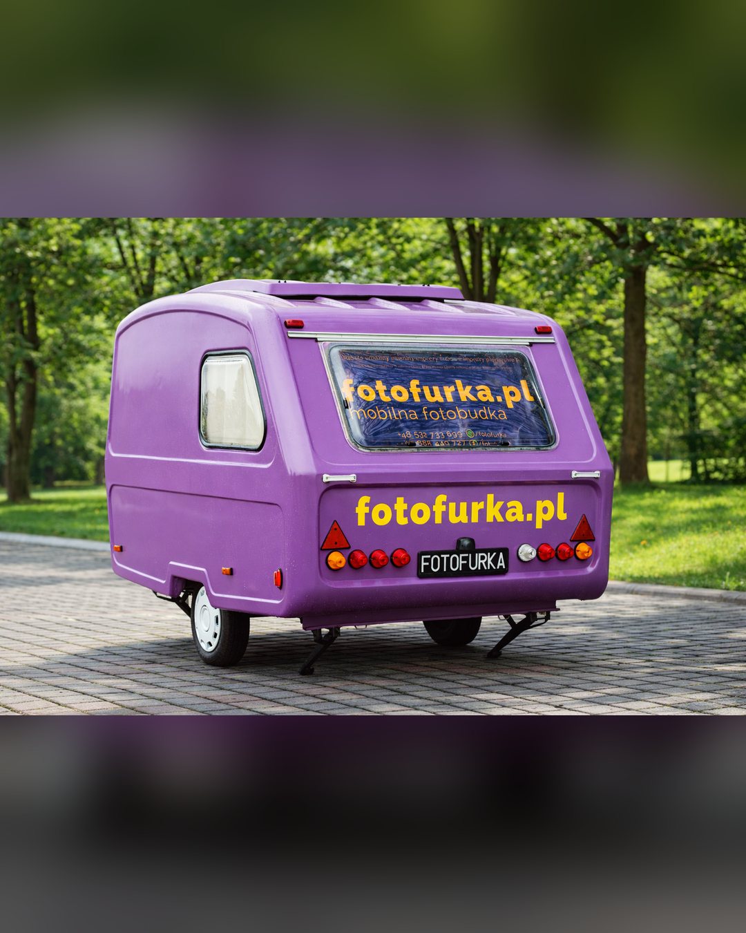 Fotofurka od tyłu – napis fotofurka.pl na fioletowej przyczepie