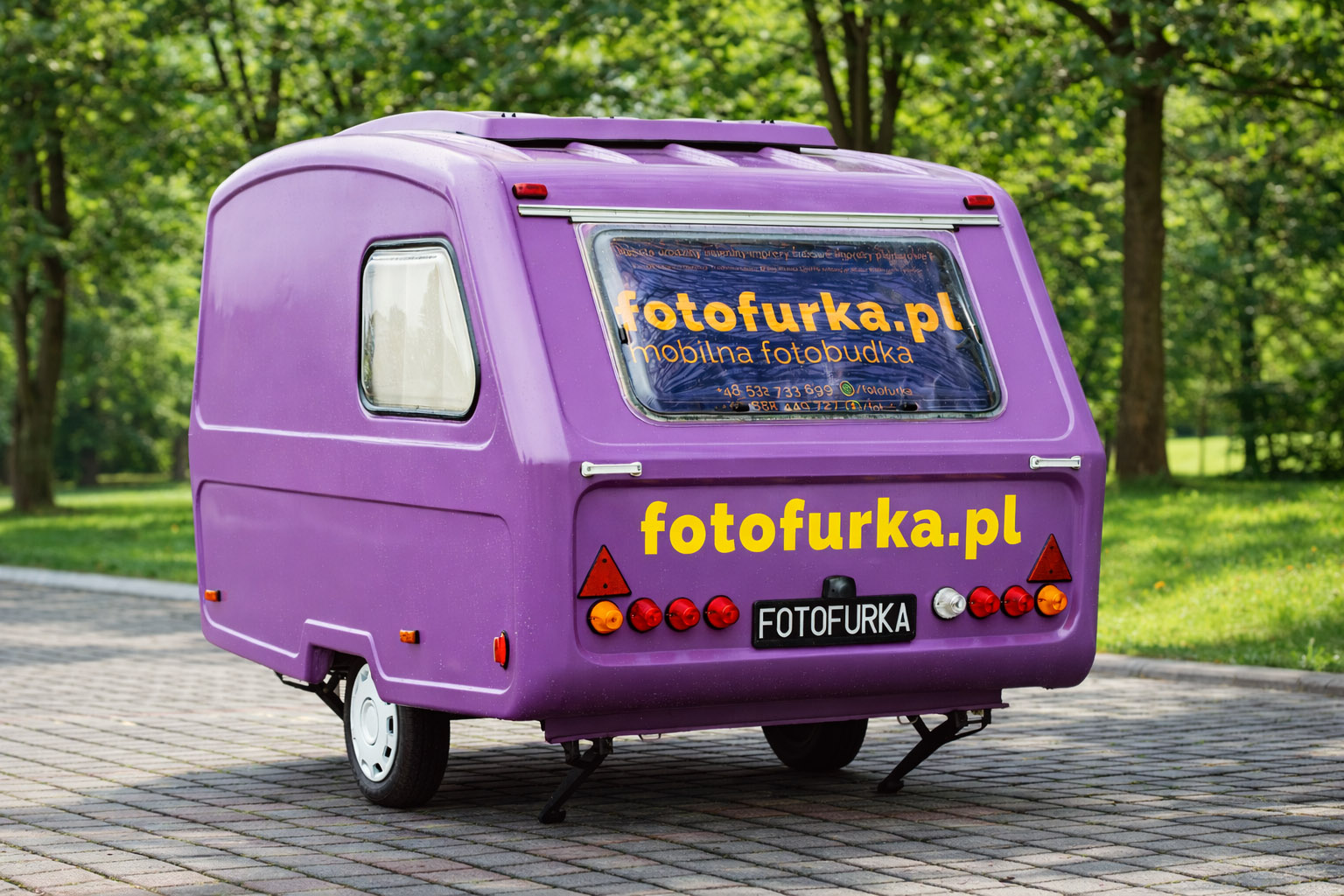 Fotofurka – fioletowa fotoprzyczepa, fotobudka z dojazdem (Wrocław i okolice)