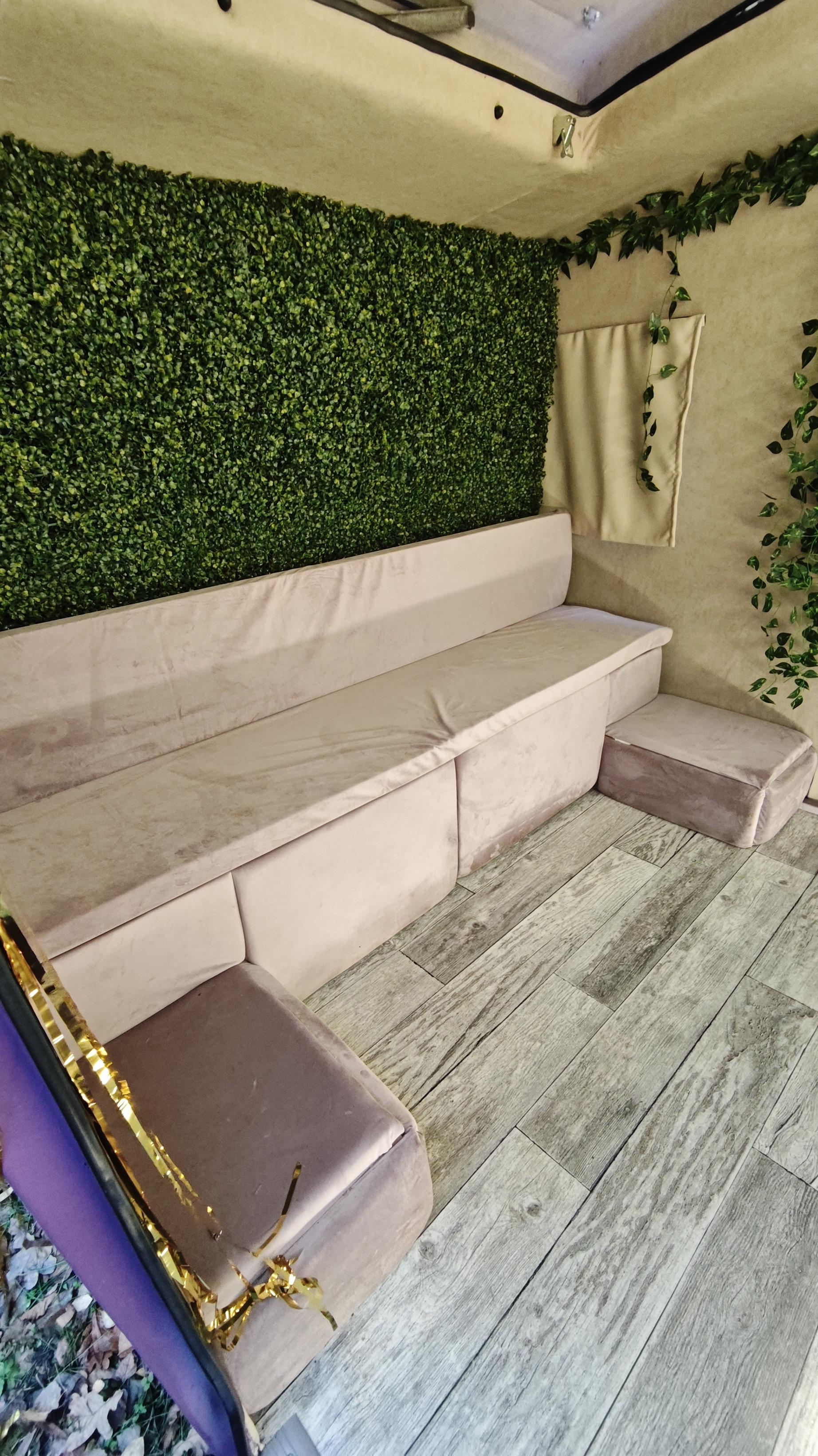 Wnętrze fotoprzyczepy Fotofurka – mobilna fotobudka na wesela i imprezy