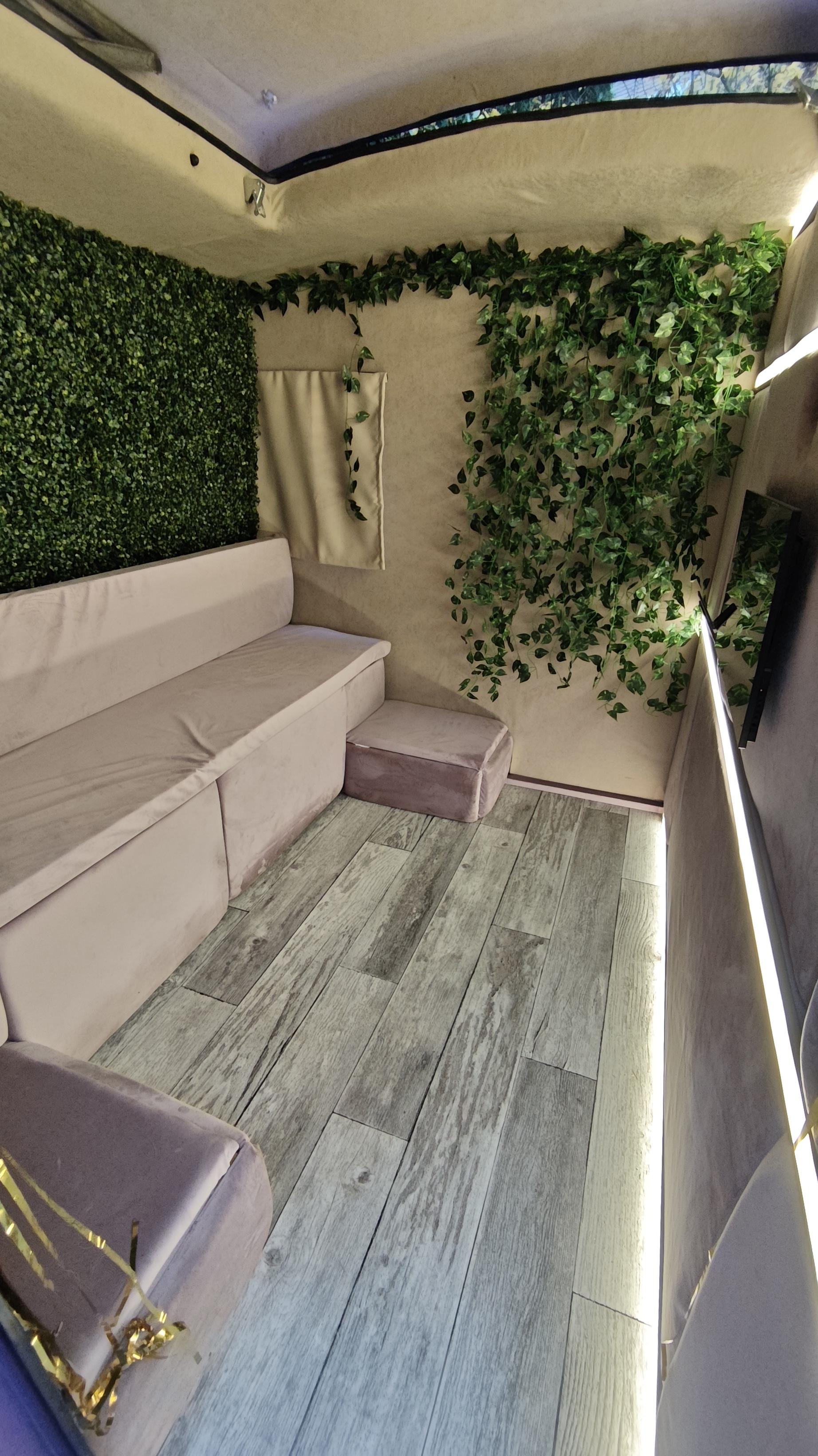 Wnętrze Fotofurki – fotobudka w przyczepie, miejsce do zdjęć i wydruków